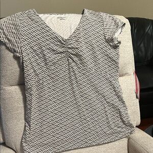 Merona Gray and White Geometric V-Neck Short Sleeve Top